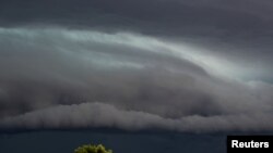 Awan besar terbentuk saat badai bergerak melewati Dalby, Queensland, Australia. (Foto: Reuters)
