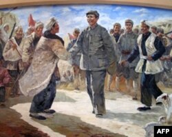 陈列室内的油画，表现了毛泽东的中央红军跟陕北红军会师的场面。