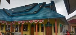 Kerusakan pada bagian atap Puskesmas desa Meko akibat terjangan angin puting beliung. Sabtu, (17/4/2021). (Foto: Courtesy/BPBD Kabupaten Poso)
