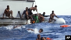 Wasu yan gudun hijira da jirgin su ya nutse a ruwa