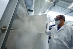 Beberapa merk vaksin COVID-19, termasuk Pfizer-BioNTech dan Moderna, memerlukan lemari penyimpanan ekstra-dingin untuk mengamankan kondisi vaksin saat didistribusikan (foto: ilustrasi).