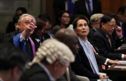 Pemimpin Myanmar, Aung San Suu Kyi, tiba di Pengadilan Internasional (ICJ) dalam sebuah kasus yang diajukan oleh Gambia terhadap Myanmar yang menuduh genosida terhadap minoritas Muslim Rohingya, di Den Haag (Foto: Reuters)