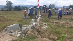 Saluran irigasi gumbasa yang rusak parah akibat bencana gempa bumi di Desa Lolu, Kabupaten Sigi. Karena belum diperbaiki, areal persawahan di desa itu tidak dapat diolah petani, 12 November 2019. (Foto: Yoanes Litha/VOA)