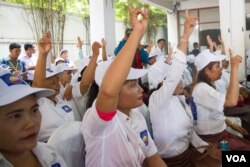 បេក្ខនារី​លេខរៀង​ទី១​ សម្រាប់​ការ​បោះឆ្នោត​ឃុំ​សង្កាត់​ ជួបជុំ​ជាមួយ​ថ្នាក់ដឹកនាំ​គណបក្ស​សង្គ្រោះជាតិ​ ​នៅ​ទី​ស្នាក់ការ​គណបក្ស​ ក្នុង​រាជធានី​ភ្នំពេញ នៅ​ថ្ងៃទី​១៧ ខែ​ឧសភា​ ឆ្នាំ​២០១៧។ (ហ៊ាន សុជាតា/VOA)