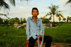 លោក គីម ខុន ពលរដ្ឋក្នុងសង្កាត់អូរក្រសារ ក្រុងកែប ខេត្តកែប ដែលរងគ្រោះដោយសារខ្យល់ព្យុះកាលពីខែកក្កដា ឆ្នាំ២០២១។ (លាស់ លីបលីប/VOA Khmer)