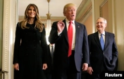 美国候任总统川普，参议员多数党领袖麦康奈尔和川普夫人在国会（2016年11月10日）