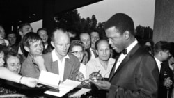 ARHIVA - Sidni Poatje potpisuje autografe na otvaranju 14. Međunarodnog filmskog festivala u Zapadnom Berlinu 26. juna 1964.