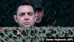 Arhiva - Tadašnji ministar odbrane, Aleksandar Vulin, prisustvuje vojnoj vežbi na aerodromu Lisičiji jarak, nedaleko od Beograda, 26. aprila 2018.