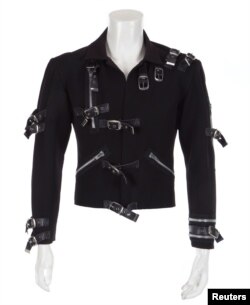 Jaket hitam yang dikenakan Michel Jackson dalam tur album ‘Bad’ dalam foto yang dirilis Julien’s Auction, 25 Oktober 2018. (Foto: Julien’s Auctions via Reuters)