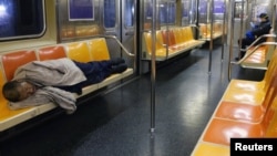 Beskućnik u metrou u Njujorku, arhivska fotografija (REUTERS/Lucas Jackson)