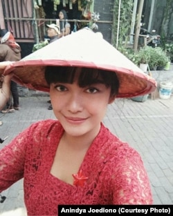 Anindya Joediono, mahasiswa semester V Universitas Narotama, Surabaya, ketika berdemonstrasi menentang penggusuran Pasar Pandugo, Surabaya, (6/8/2018).