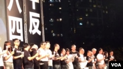 香港支联会主席何俊仁宣读纪念六四三十周年宣言 （美国之音申华拍摄）