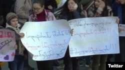 მოსწავლეების პროტესტი ბათუმში შაჰინის სკოლის დახურვის გამო