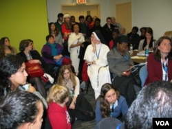 与会者有的倚壁而立，有的席地而坐（美国之音 方冰拍摄）