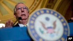 参议院多数党领袖肯塔基州的麦克康奈尔（Mitch McConnell）在华盛顿的国会山召开新闻发布会(2017年7月18日)