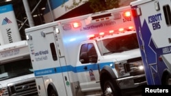 Ambulans berjajar di pintu gawat darurat Rumah Sakit Mount Sinai di Manhattan di tengah pandemi virus corona, di New York, 13 April 2020. (Foto: Reuters)