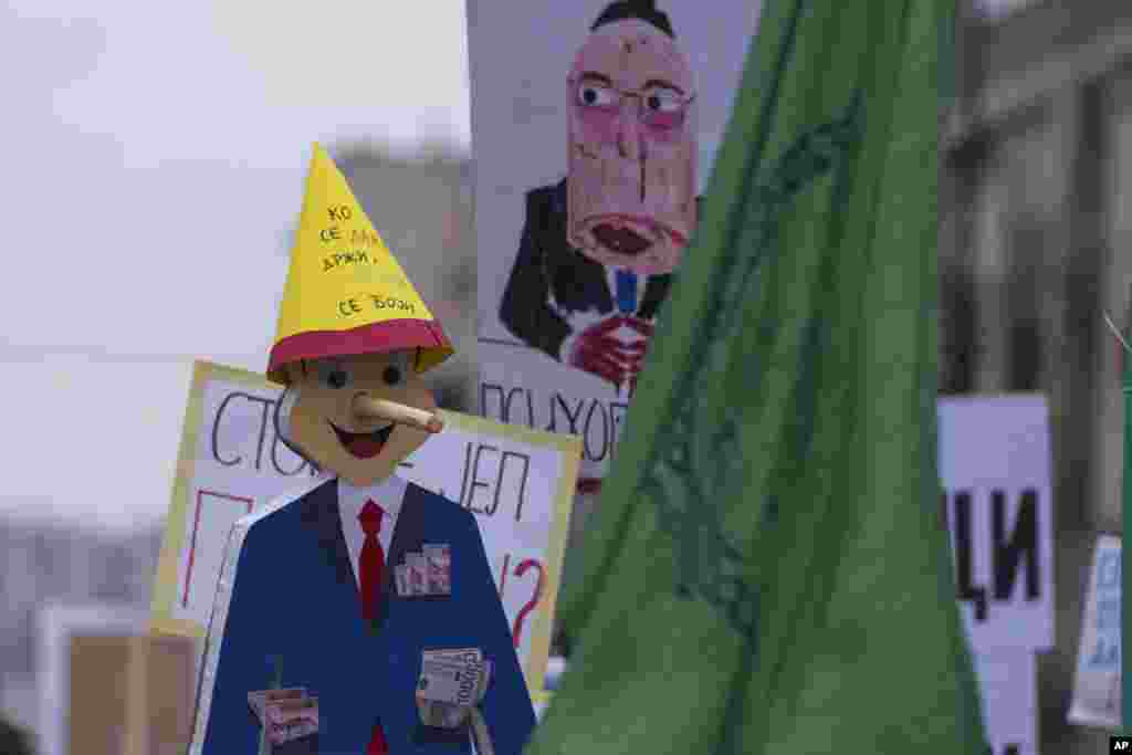 Građani i studenti brojnim parolama i transparentima šalju poruke vlasti u Srbiji&nbsp;(AP Photo/Darko Vojinovic)