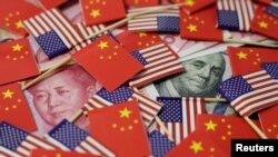 美元和人民币百元大钞与两国国旗（2019年5月30日）