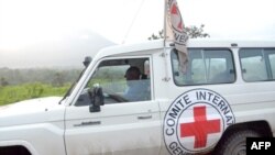 Kendaraan van Komite Internasional Palang Merah (ICRC) dalam perjalanan ke Rutshsuru, sekitar 30 km dari kota Goma, Republik Demokratik Kongo timur, 8 Mei 2012. (JUNIOR D.KANNAH / AFP) 