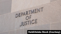 资料照片：位于华盛顿的美国司法部总部大楼的标识。