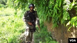 Personel Brimob sedang melakukan penyisiran di kawasan Gunung Koroncopu , Desa Tambara Poso, Pesisir Utara, 20 Desember 2012 (VOA/YoanesLitha). Mabes Polri akan mengirimkan 200 personel tambahan untuk memperkuat Polres Poso.