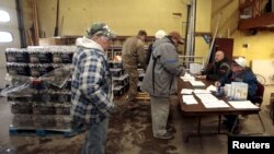 在美国密西根州的弗林特市，居民在消防站领取瓶装水和过滤工具（2016年1月13日）