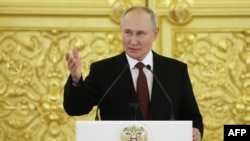 Presiden Rusia Vladimir Putin menyampaikan pidato saat acara penyambutan sejumlah duta besar negara-negara asing untuk Rusia yang baru di Moskow pada 4 Desember 2023. (Foto: AFP/Poll/Vyacheslav Prokofyev)