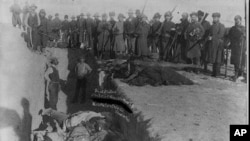 Watu walojitolea na walorudi nyumbani hivi karibuni wanawasiadia maafisa kuwandikisha watu wanaowasili kutoka kaskazini.