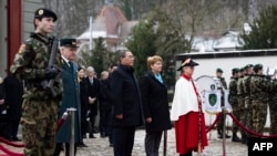 Swiss President Viola Amherd, center, and Chinese Prime Minister Li Qiang, center left, attend a welcoming ceremony prior to a meeting as part of his official visit in Kehrsatz, on Jan. 15, 2024.