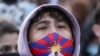 Foto ilustrasi yang menunjukkan seorang demonstran mengenakan masker dengan desain bendera Tibet dalam aksi protes di Konferensi Iklim PBB COP26 di Glasgow, Skotlandia, pada 6 November 2021. (Foto: Reuters/Yves Herman)