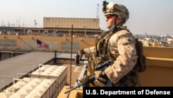 美国国防部照片：美国海军陆战队守卫美国驻巴格达大使馆。（2020年1月3日）
