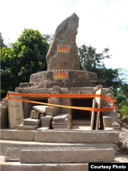 Bakal makam tokoh Adat Karuhun Urang (AKUR) Sunda Wiwitan di Desa Cisantana, Kecamatan Cigugur, Kabupaten Kuningan, Jawa Barat yang disegel. (Foto: Dewi Kanti)