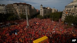 支持独立的抗议者在加泰罗尼亚民族日这天聚集在巴塞罗那的对角线大道。（2018年9月11日）