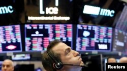 Seorang pedagang bekerja di lantai Bursa Efek New York sesaat sebelum bel penutupan karena pasar mengalami penurunan yang signifikan di New York, AS, 25 Februari 2020. (Foto: REUTERS/Lucas Jackson)