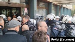 Pokrajinski i republički poslanici, kao i gradski odbornici, blokirali su zgradu suda i tužilaštva u Novom Sadu (foto: FoNet)