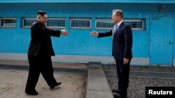 Pemimpin Korut, Kim Jong Un dan Presiden Korsel Moon Jae-in saat bertemu di Panmunjom, 27 April 2018 (foto: dok). 