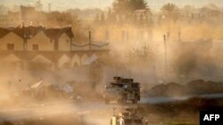 Kendaraan militer AS yang dikerahkan untuk mendukung Pasukan Demokratik Suriah (SDF) tampak bergerak di dekat wilayah Hajin, Suriah, pada 15 Desember 2018. (Foto: AFP/Delil Souleiman)