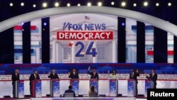 Kandidati za republikansku predsedničku nominaciju odgovaraju na pitanje da li bi podržali Donalda Trampa kao republikanskog kandidata 2024. čak i ako bude osuđen za neko krivičnog delo, na prvoj stranačkoj debati u Milvokiju, 23. avgusta 2023. (Foto: Reuters/Brian Snyder)