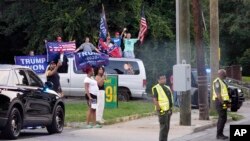 Pristalice bivšeg predsednika Donalda Trampa prate njegov dolazak u zatvor okruga Fulton u Džordžiji (Foto: AP Photo/Alex Brandon)