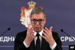 Predsednik Srbije Aleksandar Vučić obraća se medijima posle pucnjave u osnovnoj školi Vladislav Ribnikar, 3. maja 2023. (Foto: AP/Darko Vojinović)