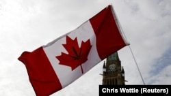 Bendera Kanada berkibar di depan Parliament Hill di Ottawa, Ontario, Kanada, 20 April 2017. (Foto: REUTERS/Chris Wattie)