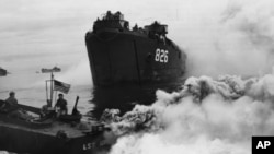 1944年7月18日，冲绳岛附近的美军舰艇释放烟雾