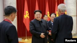 朝鲜领导人金正恩参加为官方所说的成功试爆的有功人员颁奖的仪式。（2016年1月13日）