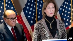 Sidni Pauel i Rudi Đulijani na konferenciji za medije u novembru 2020, posle predsedničkih izbora (Foto: AP/Jacquelyn Martin)