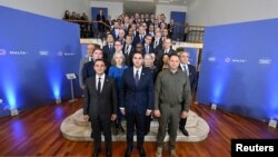 出席马耳他和平会谈的多国代表们合影。（2023年10月28日）