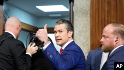 Pete Hegseth quittant son audition de confirmation devant la commission des Forces armées du Sénat le 14 janvier 2025 à Washington. 