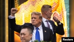 Mantan Presiden AS saat berada di luar Menara Trump di New York, setelah ia divonis bersalah dalam kasus uang tutup mulut pada 30 Mei 2024. (Foto: Reuters/Andrew Kelly)