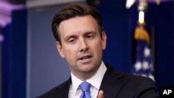 Juru bicara Gedung Putih Josh Earnest mengatakan, hak warga AS untuk mengekspresikan diri dengan cara apapun ada dalam Konstitusi (foto: dok).