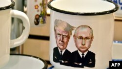 资料照：莫斯科一家旅游纪念品商店出售的印有美国总统特朗普和俄罗斯总统普京漫画像的杯子。（2017年7月5日）