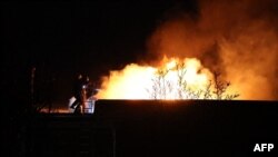 Vatrogasci gase požar posle ruskog napada novom raketom na ukrajinski grad Dnjepar (Foto: Handout / State Emergency Service of Ukraine / AFP) 